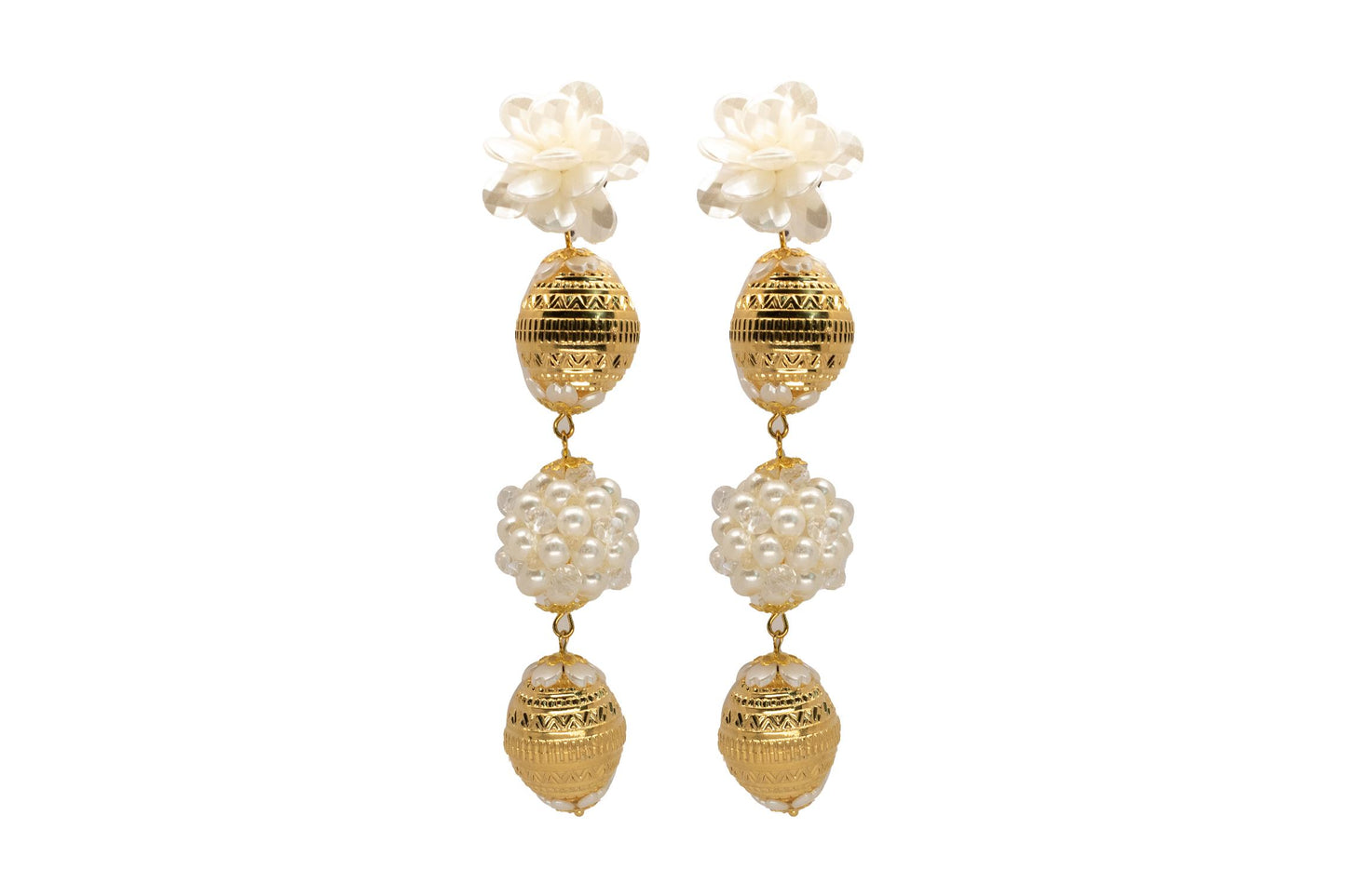 Pendientes largos de tres esferas, con cabezal en forma de flor blanca con pétalos nacarados