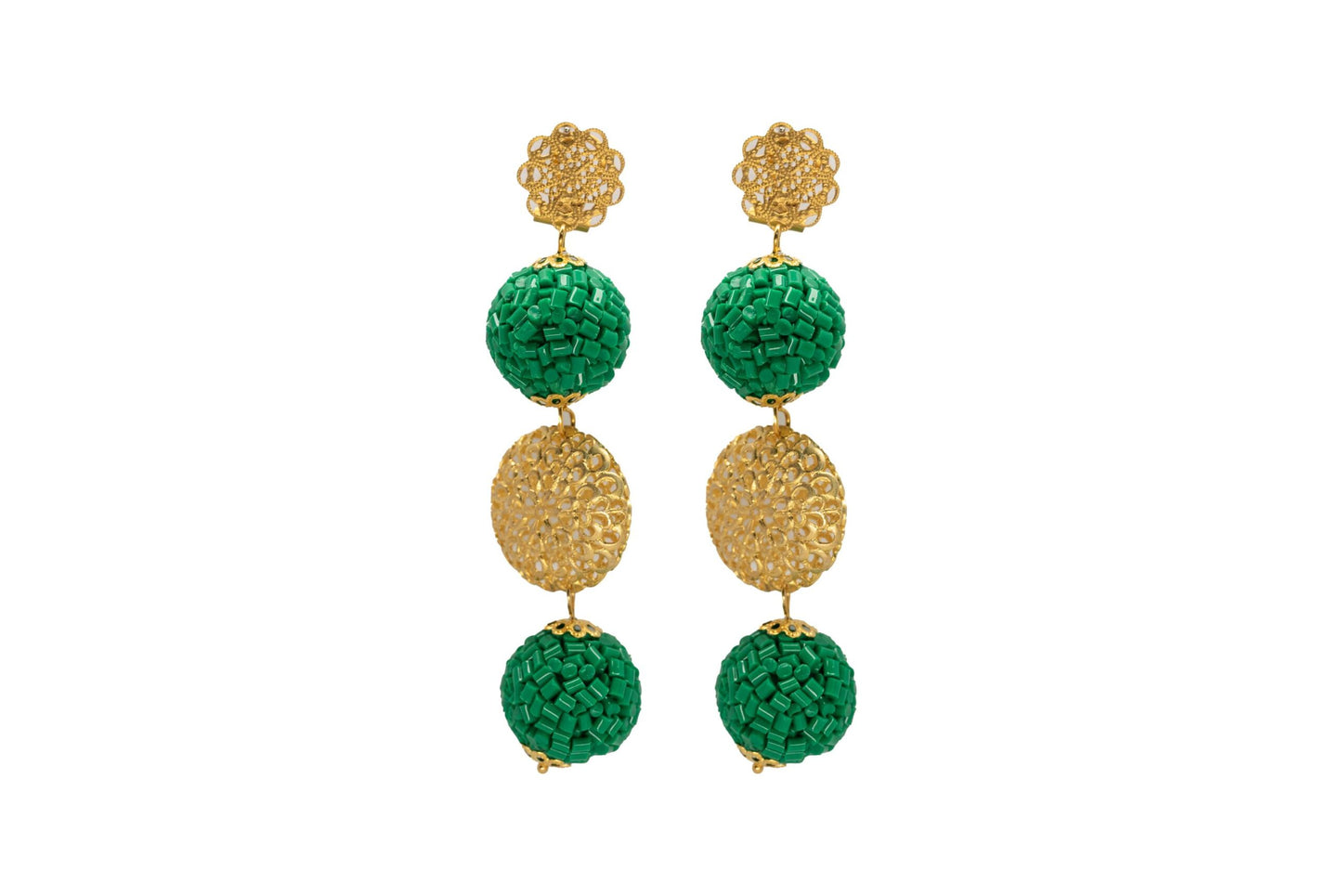Pendiente dorado de dos esferas verde con círculo labrado central y aplique dorado labrado