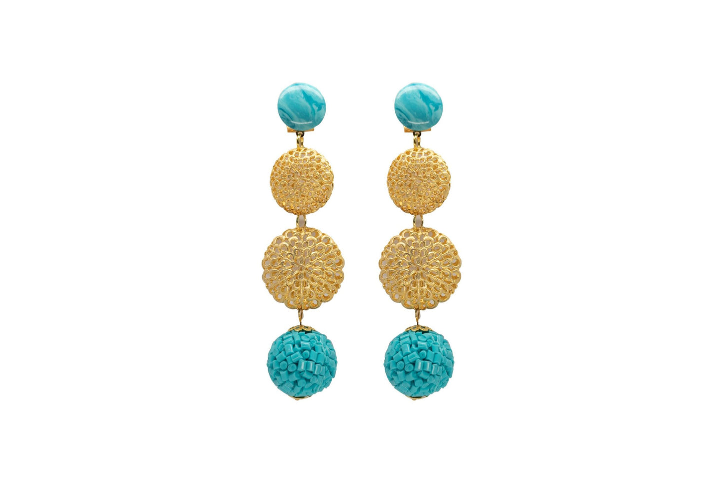 Pendiente dorado de dos círculos labrados, esfera final turquesa y aplique estilo acuarela