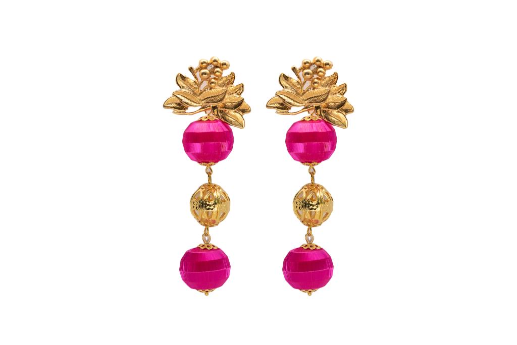 Pendiente dorado de tres esferas , con esfera central dorada labrada y dos rosa fucsia, y aplique en forma floral