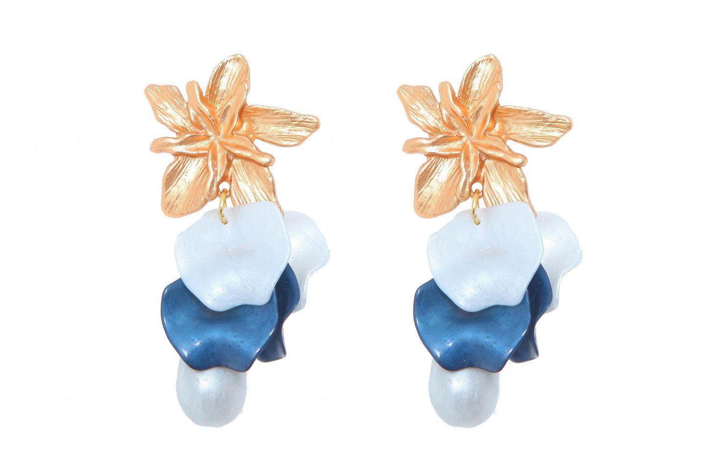 Pendientes de pétalos y piedras nácar en tonos azules con cabezal de flor