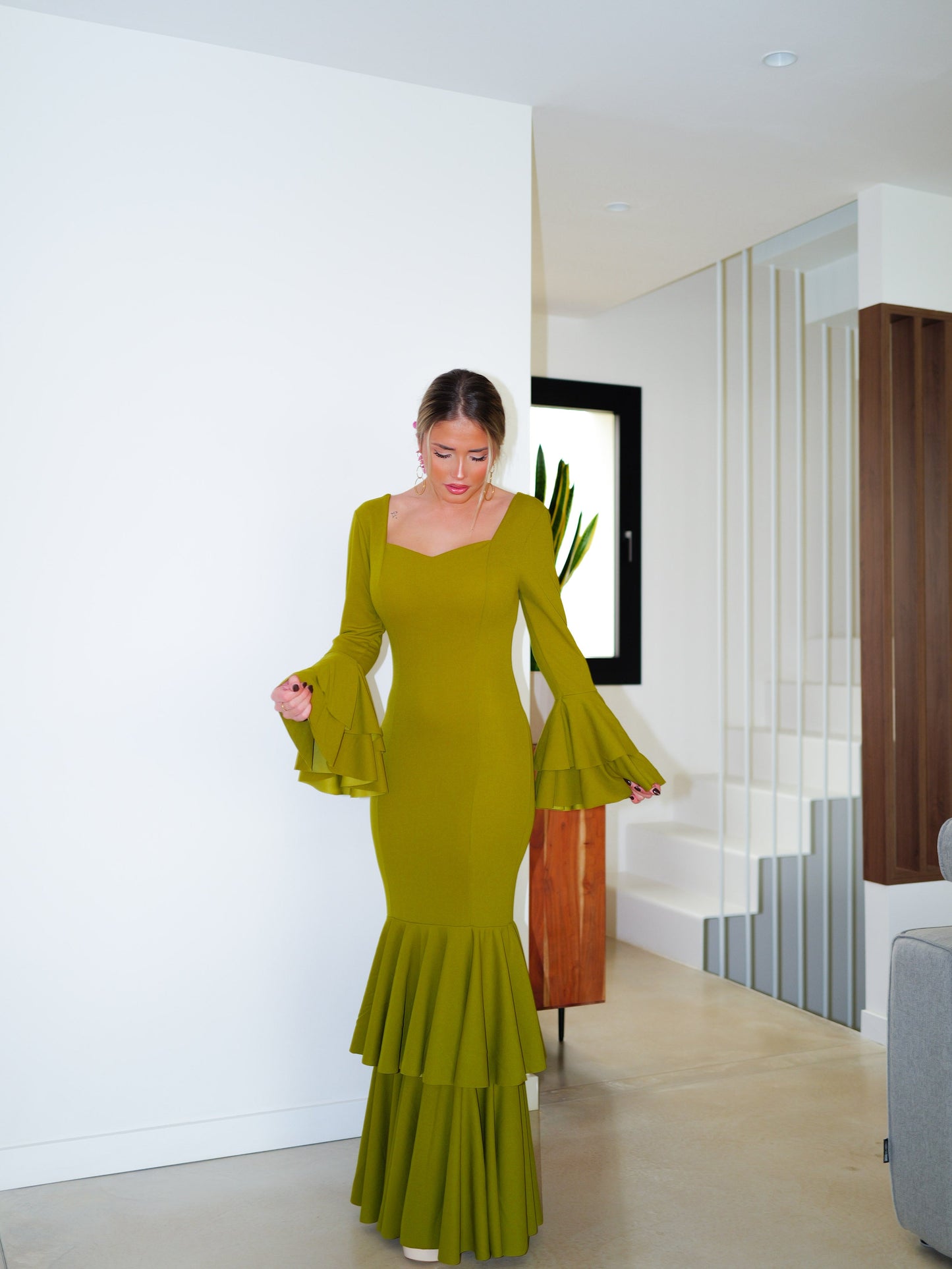 Traje flamenca volantes escote pico oliva
