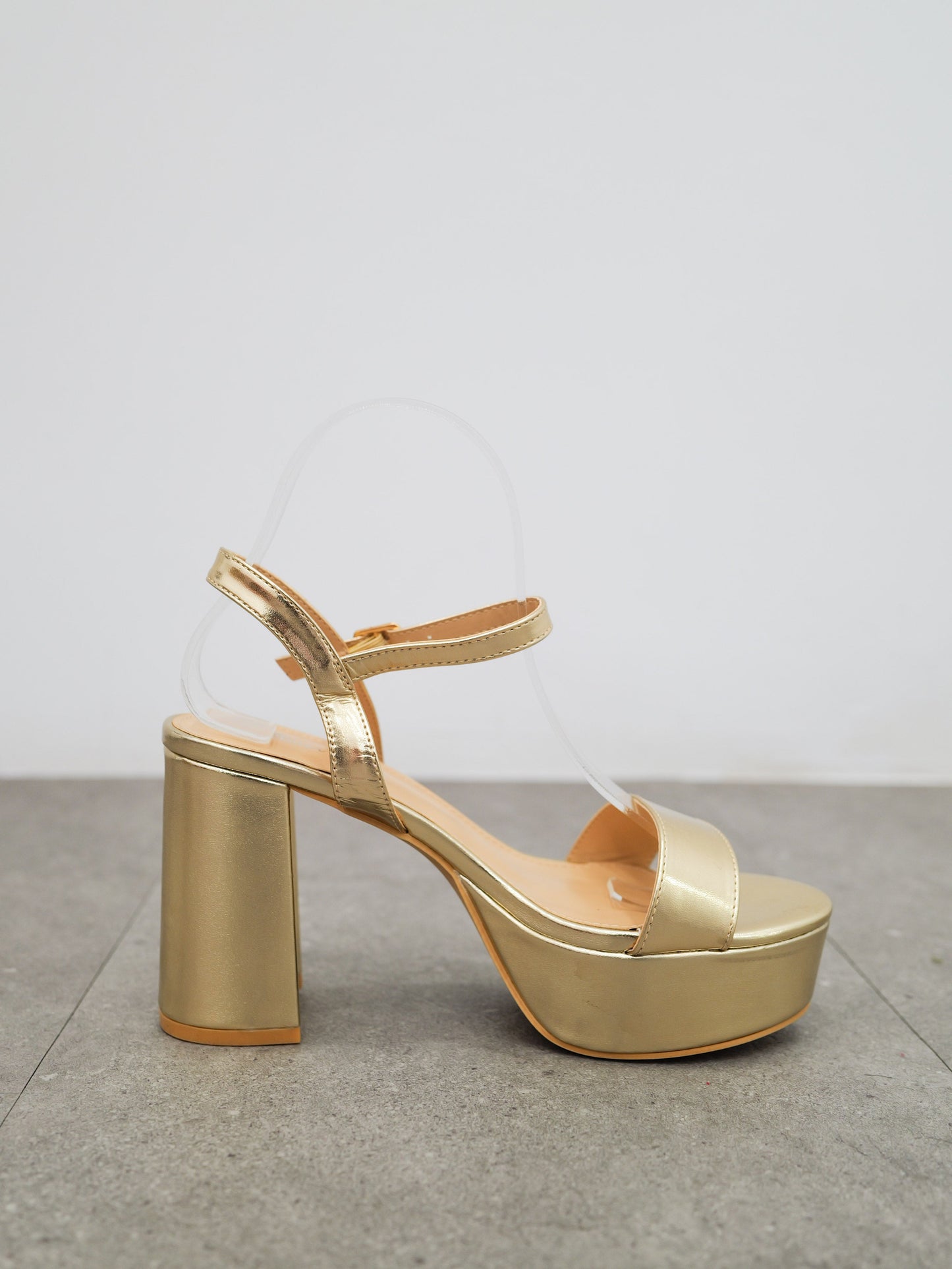 Sandalia banda dorada