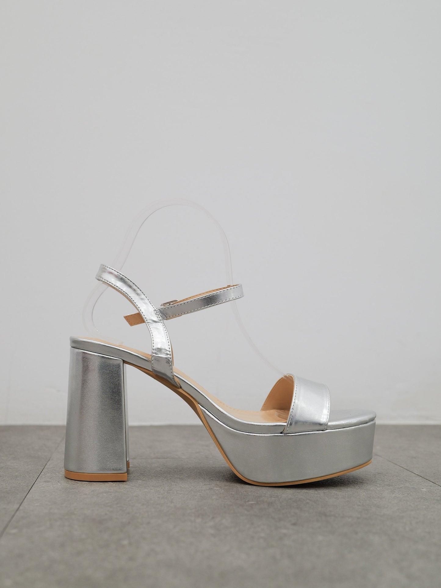 Sandalia banda plateada