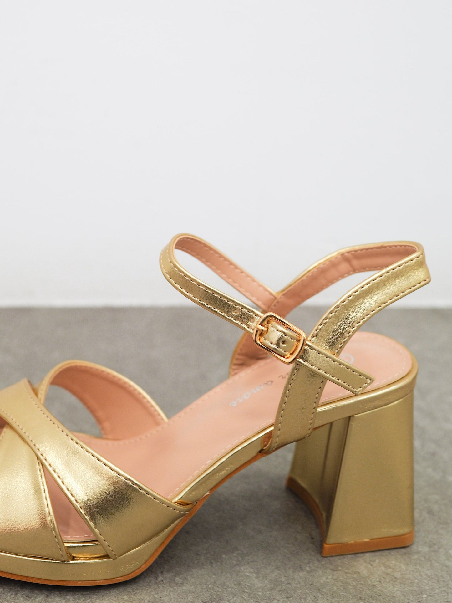 Sandalia baja bandas entrelazadas dorada