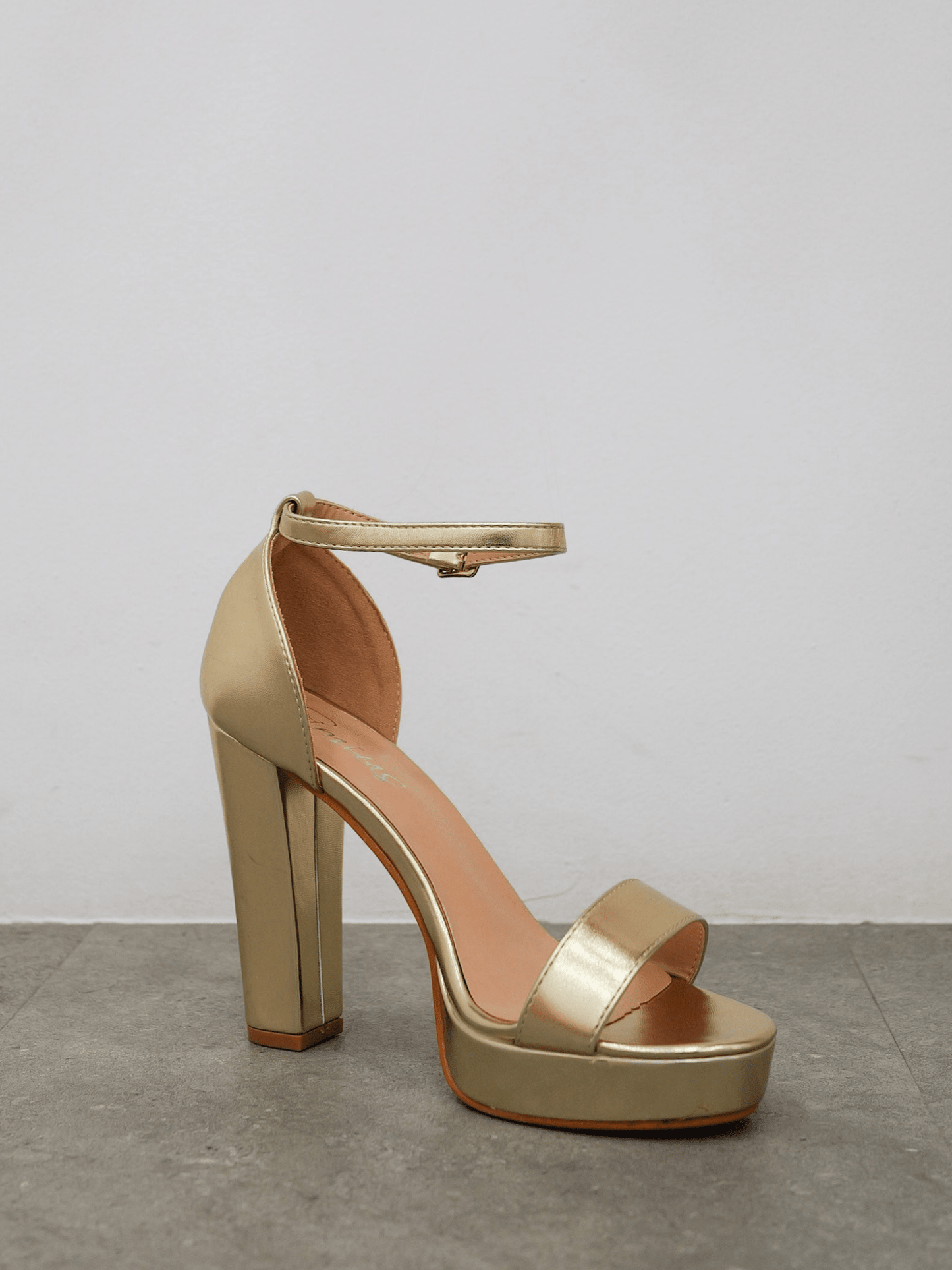 Sandalia plataforma talón dorado