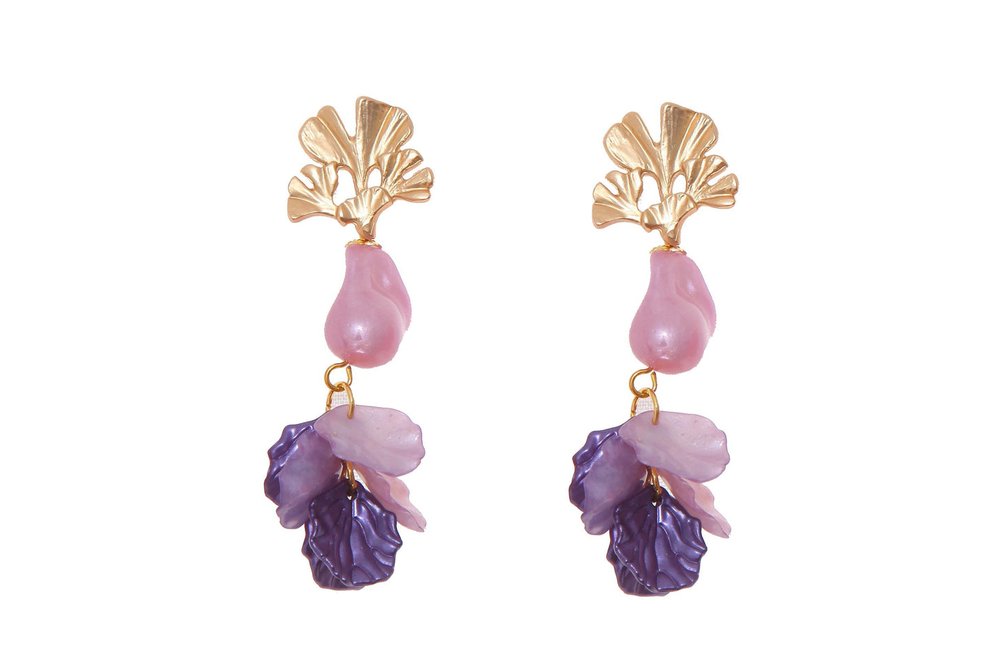 Pendientes de pétalos y piedras nácar en tonalidades violáceas con cabezal de hojas