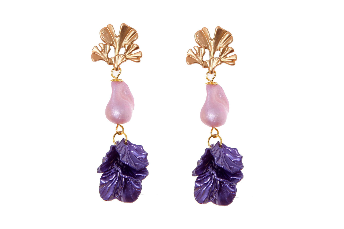 Pendientes de pétalos y piedras nácar en tonalidades liliáceas con cabezal de hojas