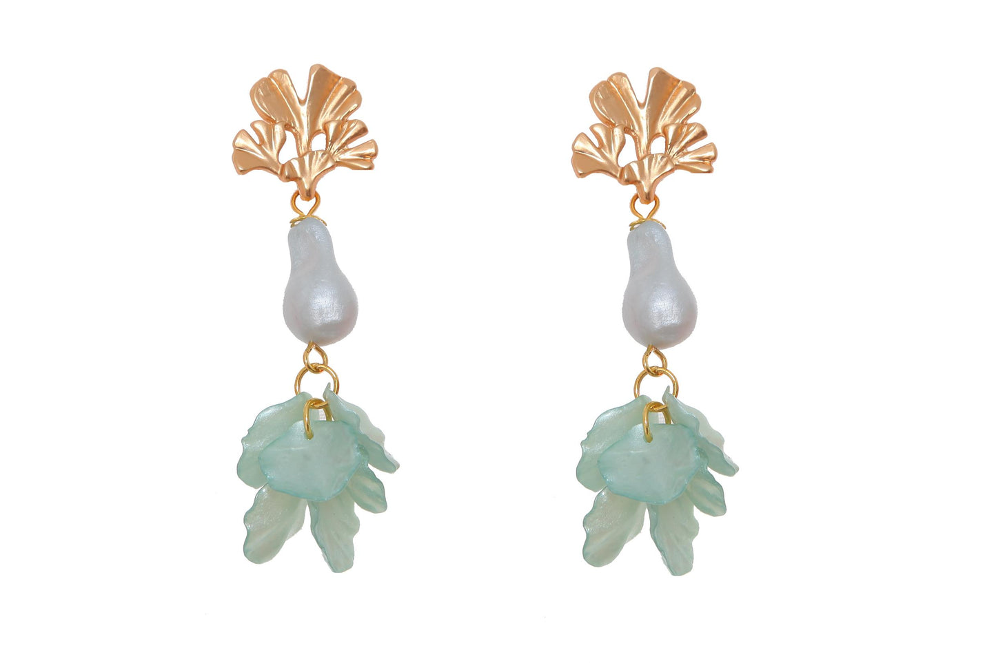 Pendientes de pétalos y piedras nácar en color verde jabonoso con cabezal de hojas