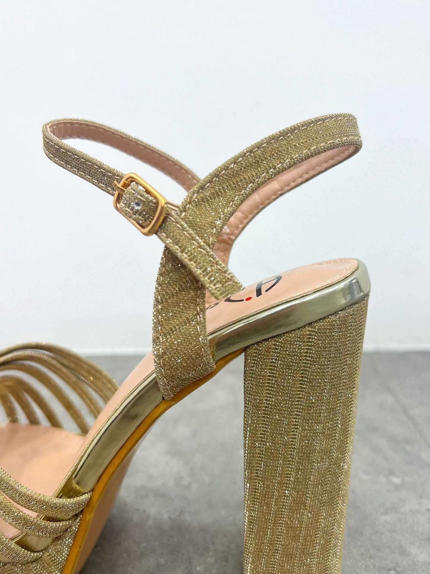 Sandalia entrelazado brillos dorado