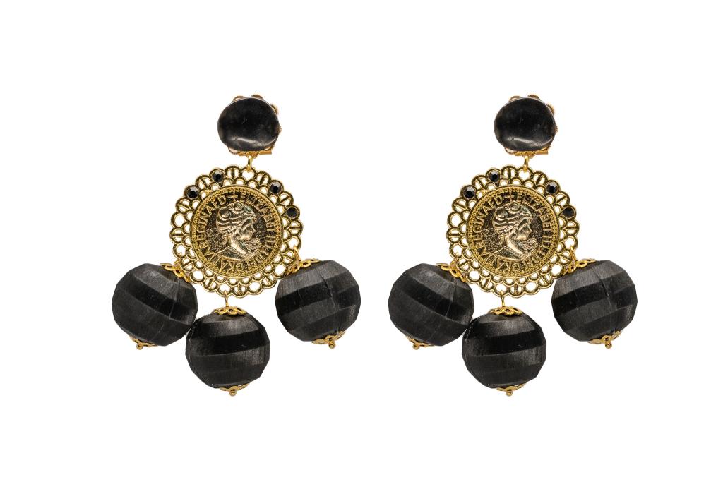 Pendientes con colgante de moneda dorada con apliques negros y tres cuentas negras colgantes
