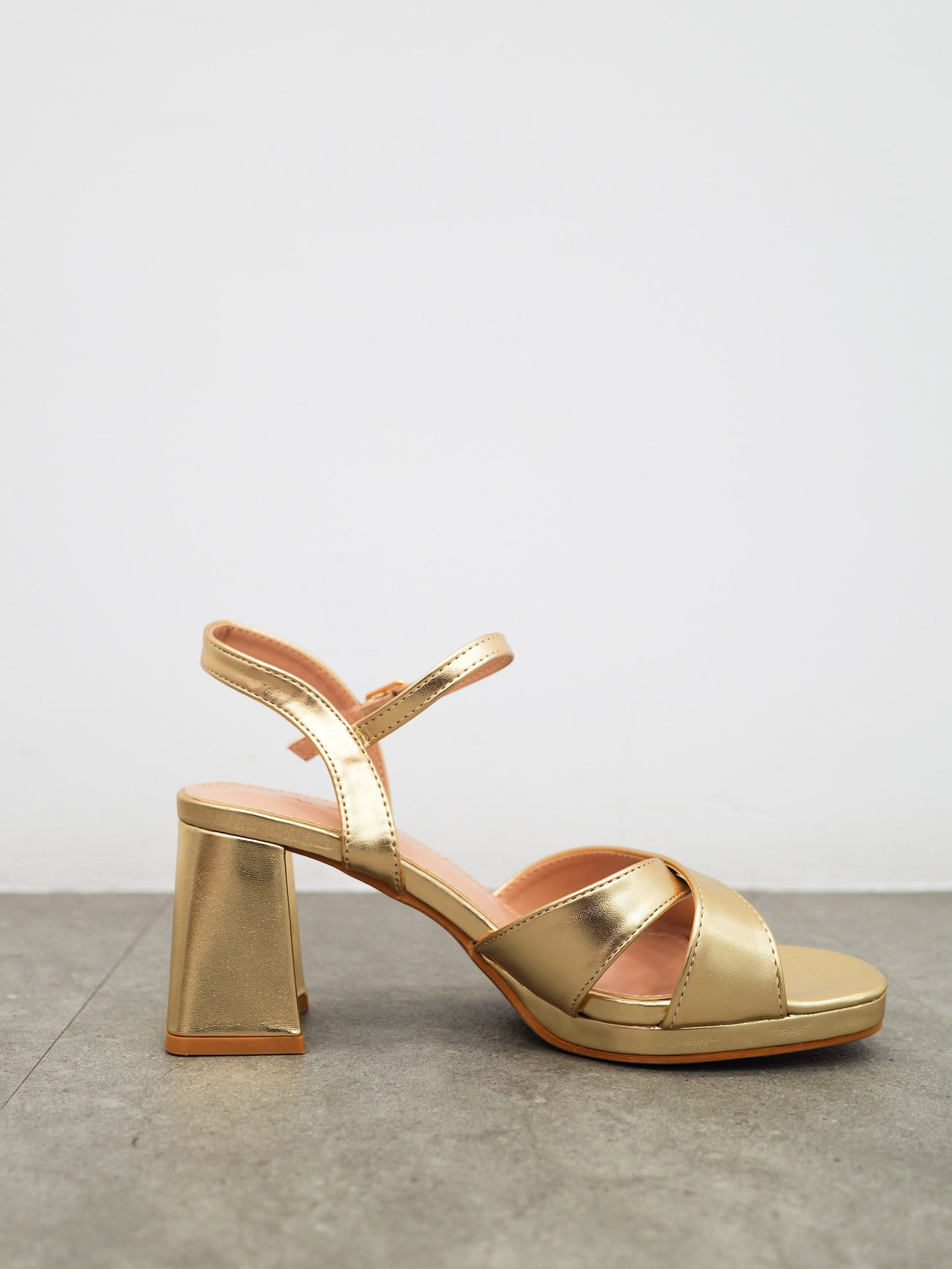 Sandalia baja bandas entrelazadas dorada