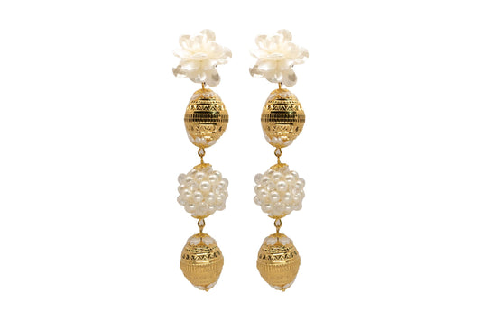 Pendientes largos de tres esferas, con cabezal en forma de flor blanca con pétalos nacarados