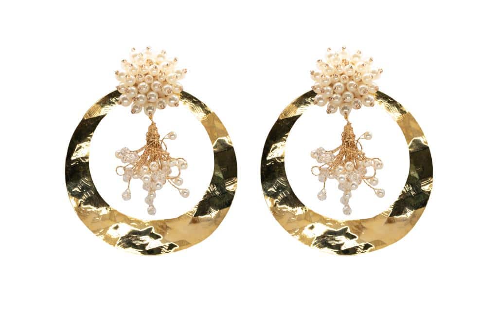 Pendientes de aro con aplique de mosaico de perlas y adorno central con perlas nacaradas blancas