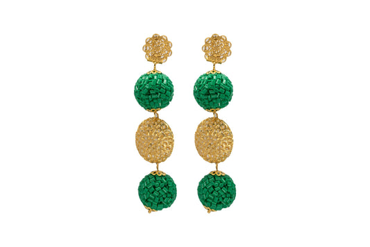 Pendiente dorado de dos esferas verde con círculo labrado central y aplique dorado labrado