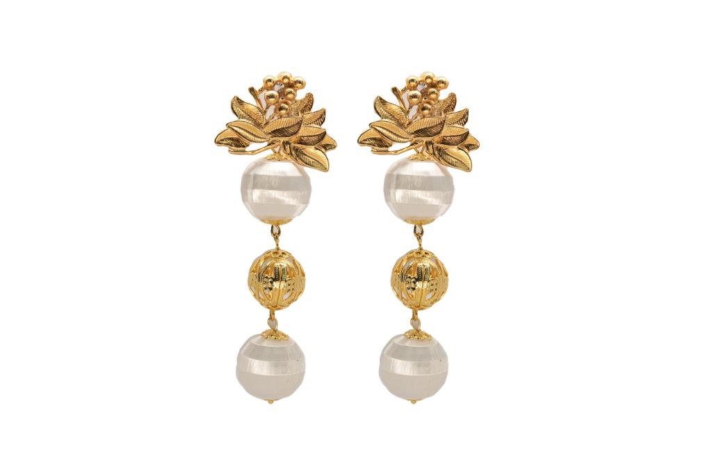 Pendiente dorado de tres esferas , con esfera central dorada labrada y dos blancas, y aplique en forma floral
