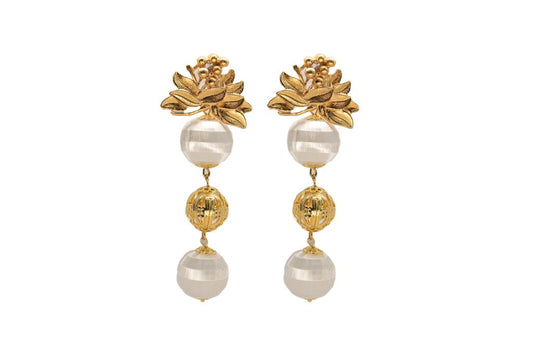 Pendiente dorado de tres esferas , con esfera central dorada labrada y dos blancas, y aplique en forma floral