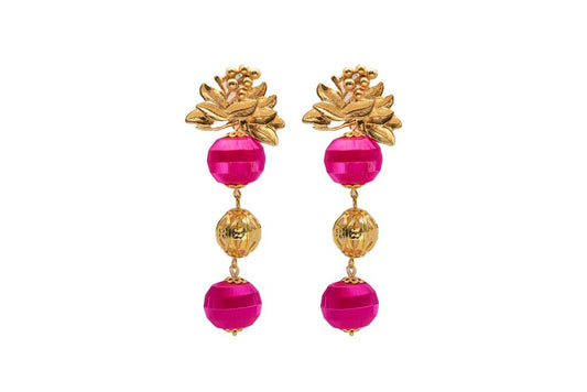 Pendiente dorado de tres esferas , con esfera central dorada labrada y dos rosa fucsia, y aplique en forma floral