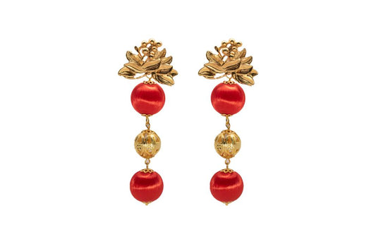 Pendiente dorado de tres esferas , con esfera central dorada labrada y dos rojo, y aplique en forma floral
