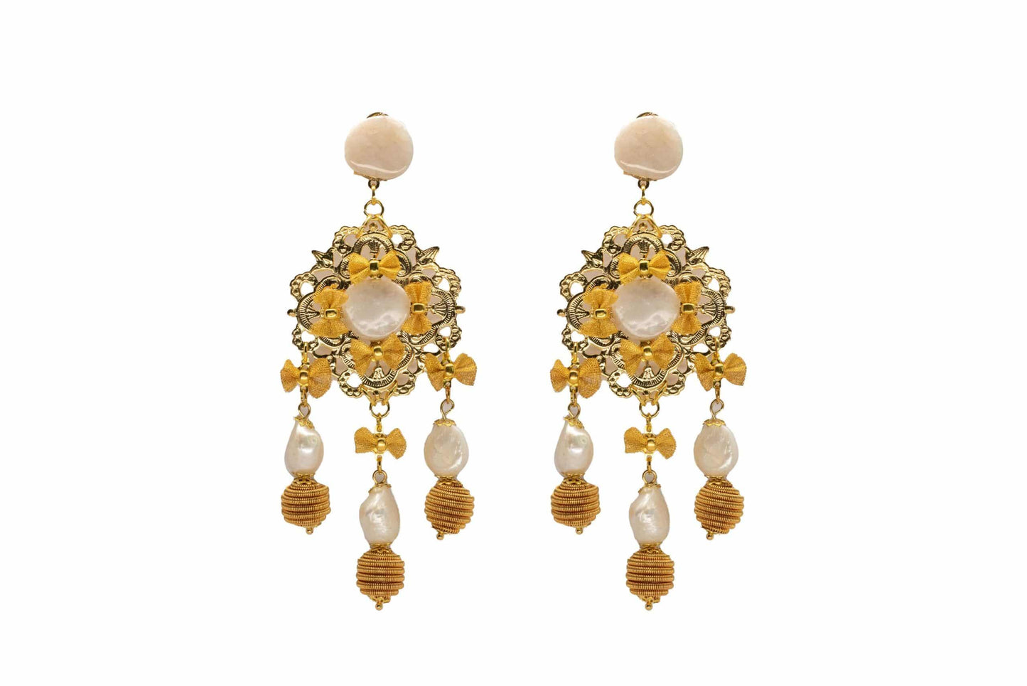 Pendientes dorados con lazos amarillos y perlas
