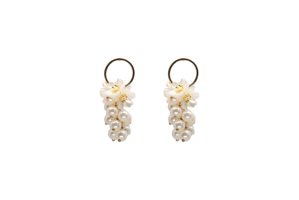 Pendientes de aros pequeños con aplique de flores blancas y colgante de perlitas redondas