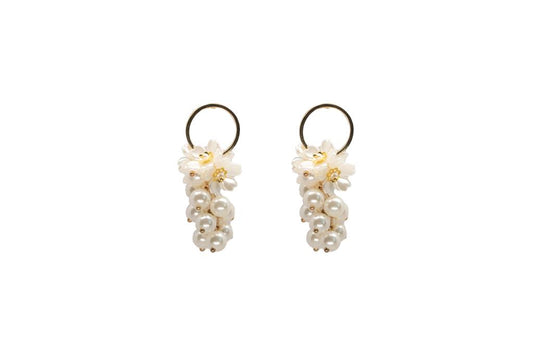 Pendientes de aros pequeños con aplique de flores blancas y colgante de perlitas redondas