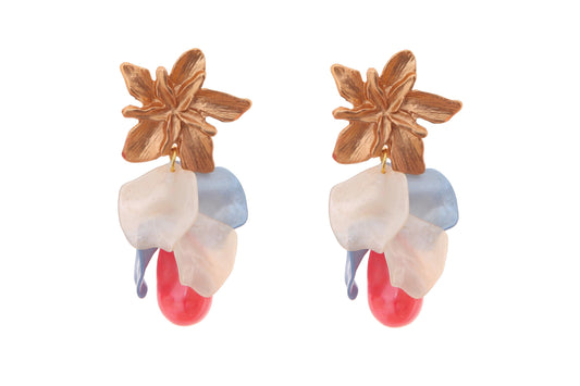 Pendientes de pétalos y piedras nácar azul, rosa y beige con cabezal de flor