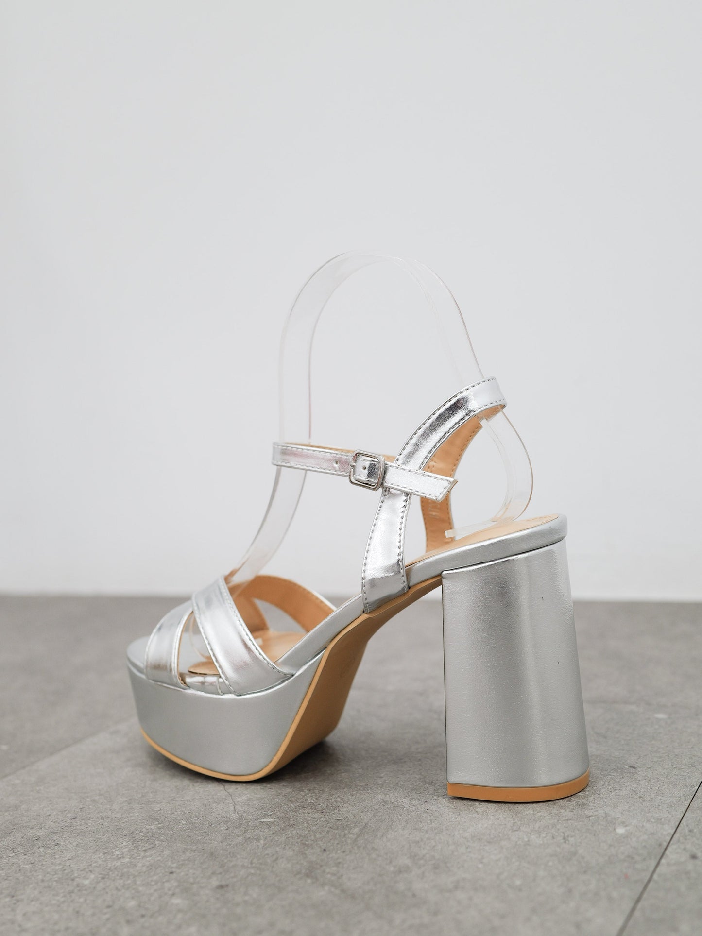 Sandalia bandas cruzadas plateada