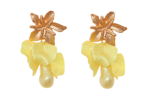 Pendientes de pétalos y piedras en color amarillo con cabezal de flor