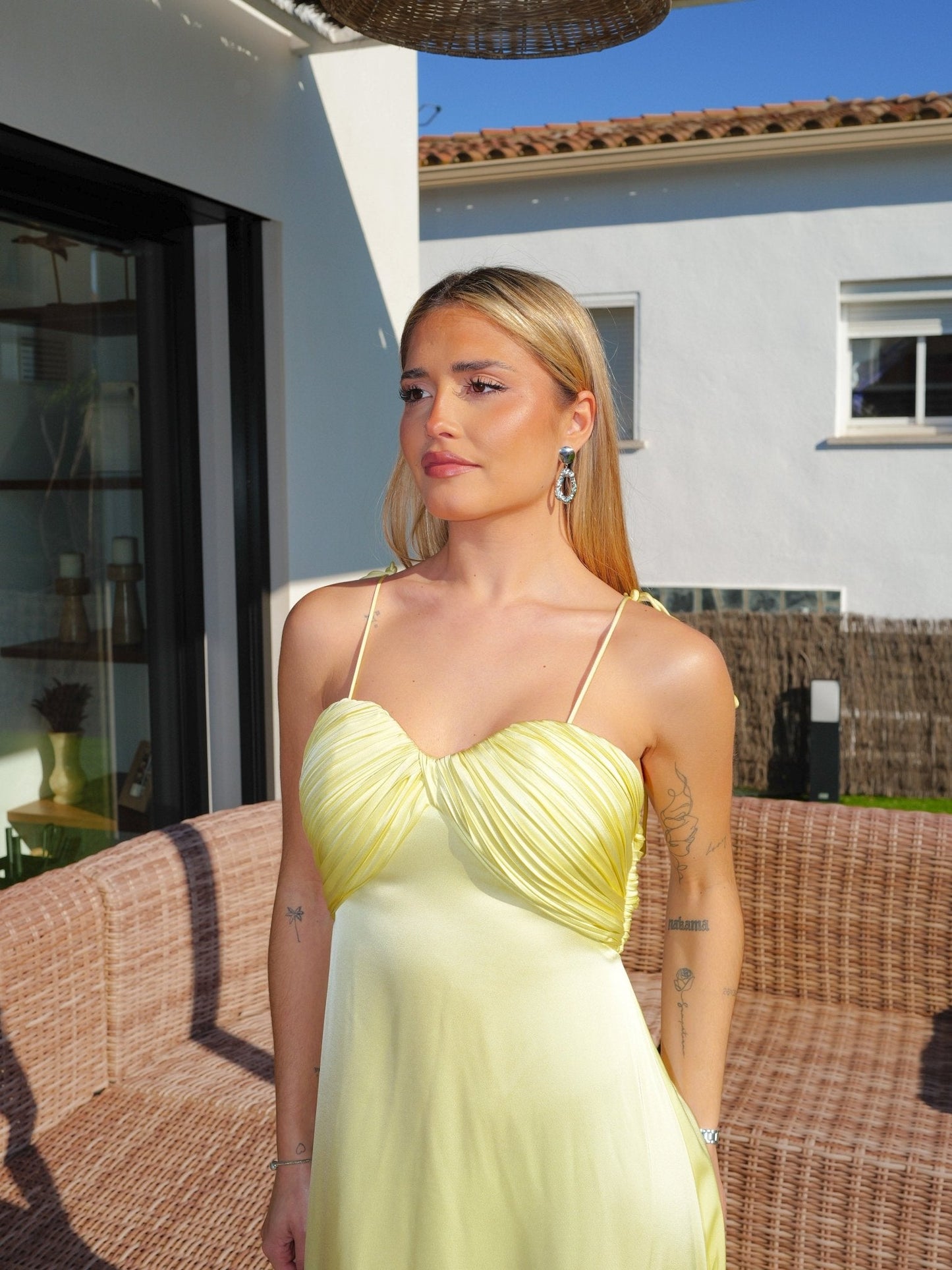 Vestido raso escote concha amarillo