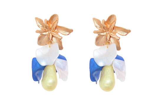 Pendientes de pétalos y piedras nácar en amarillo, azul y blanco con cabezal de flor