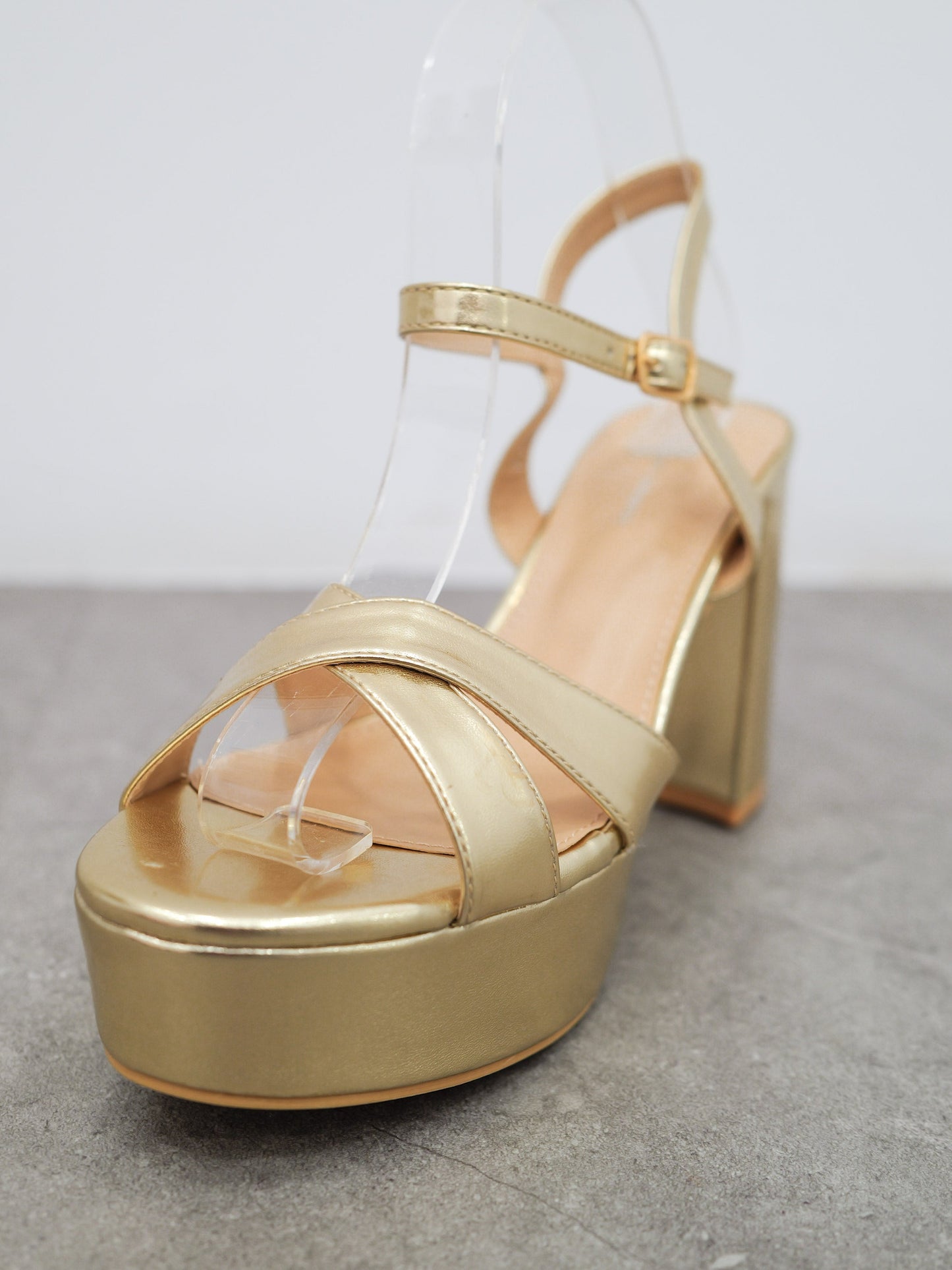 Sandalia bandas cruzadas dorada