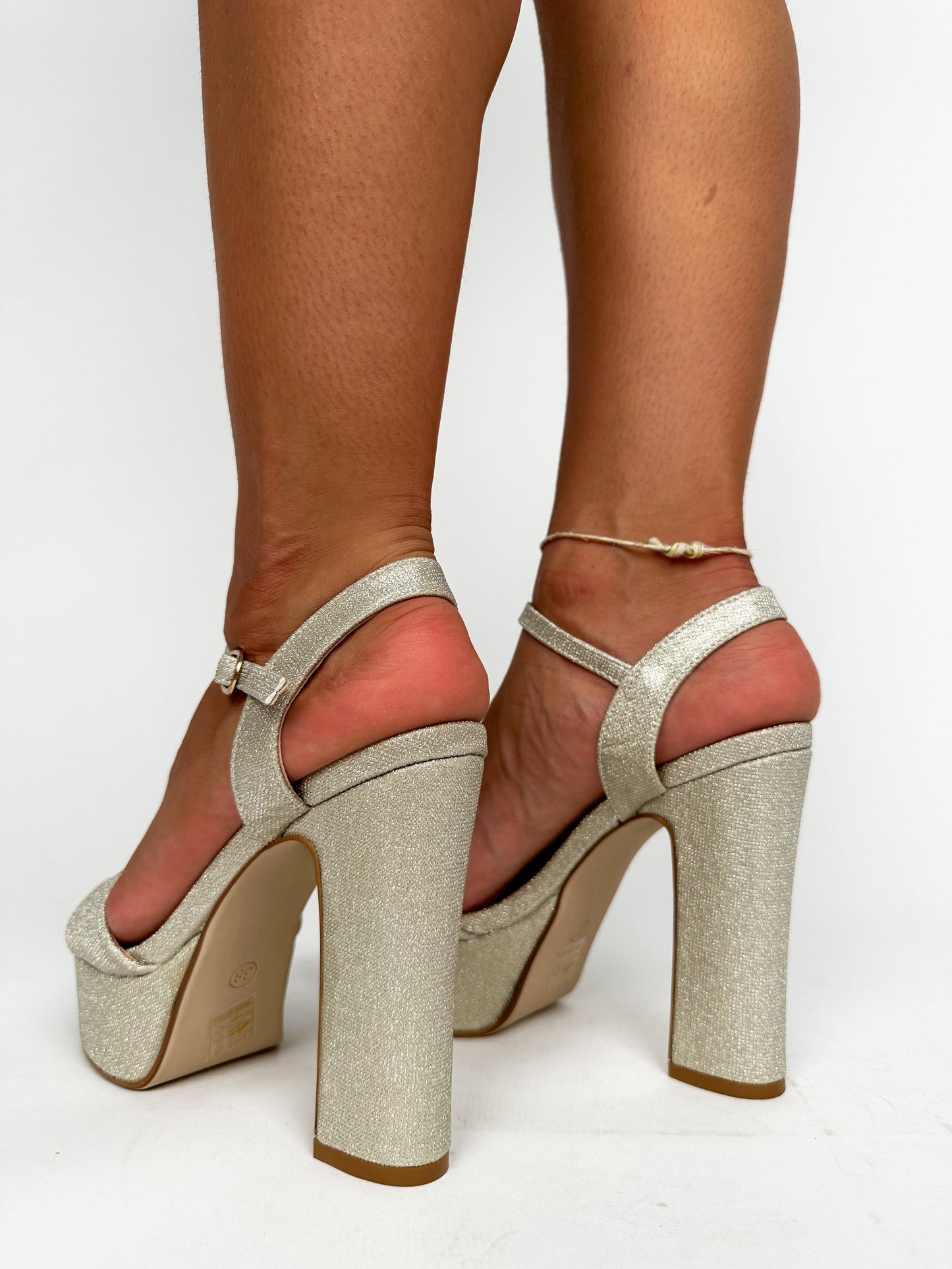 Sandalia plataforma glitter dorada