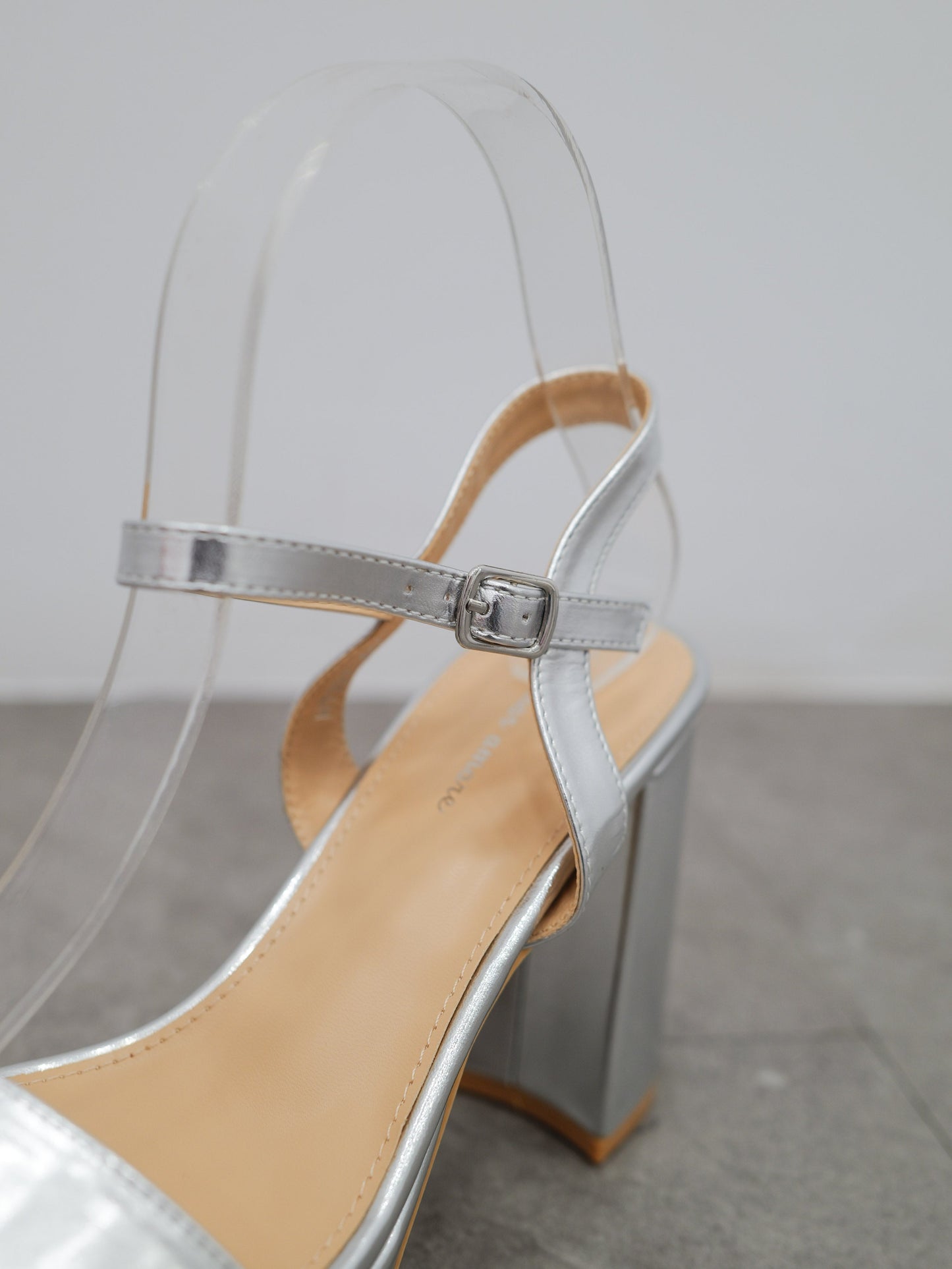 Sandalia banda plateada