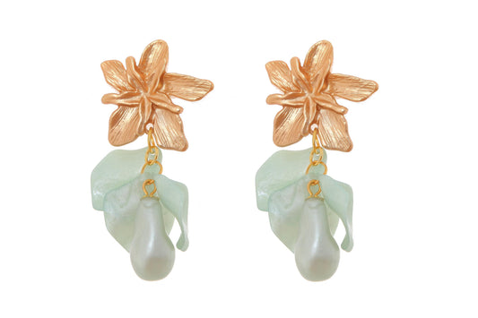 Pendientes de pétalos y piedras nácar verde jabonoso con cabezal de flor