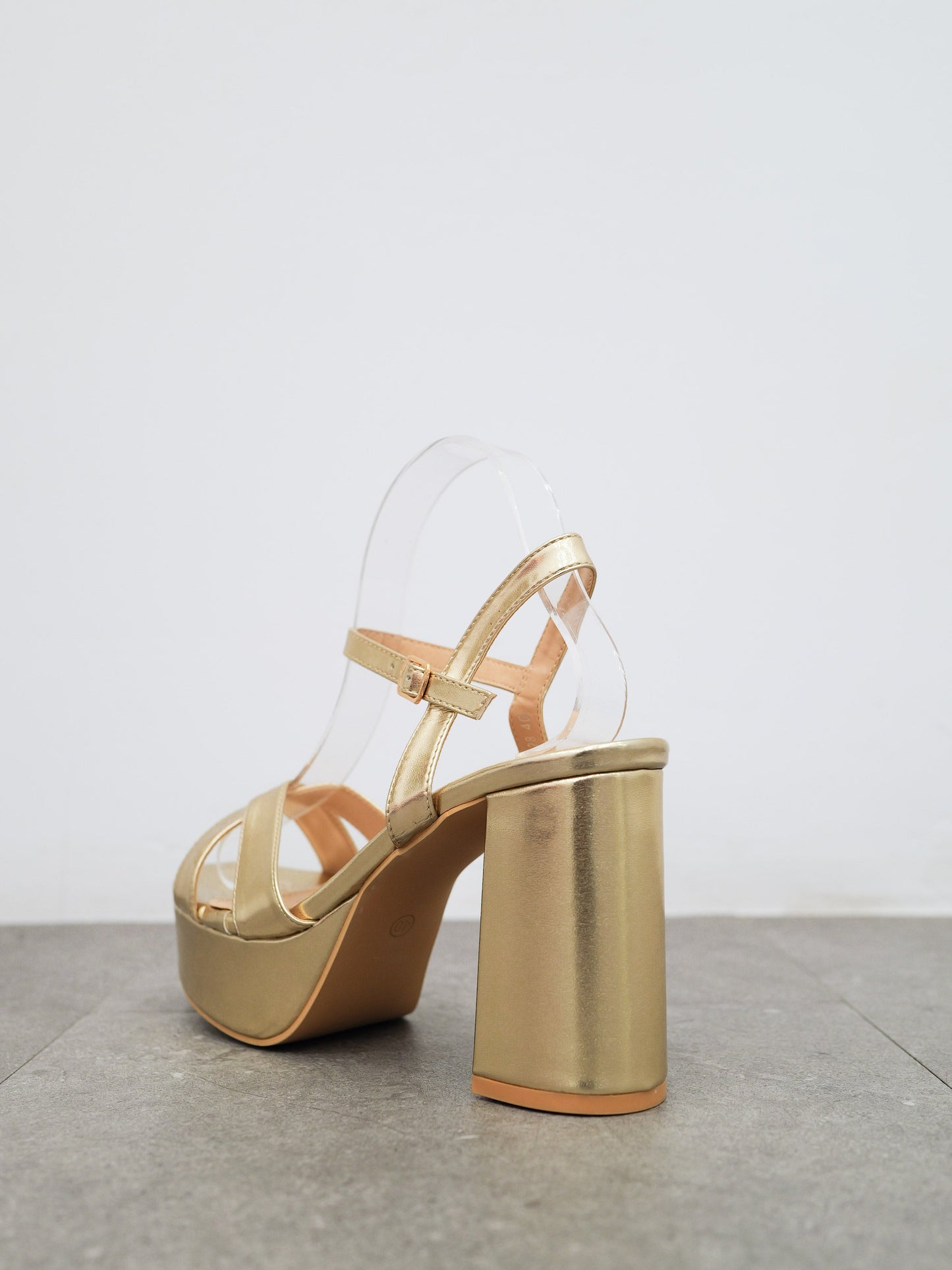 Sandalia bandas cruzadas dorada