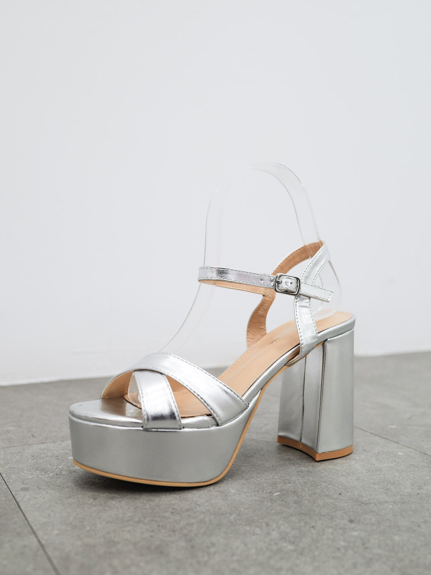 Sandalia bandas cruzadas plateada