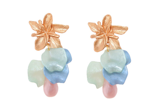 Pendientes de pétalos y piedras nácar verde jabonoso, azul y rosa palo con cabezal de flor