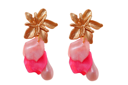 Pendientes de pétalos y piedras nácar en tonos rosas con cabezal de flor