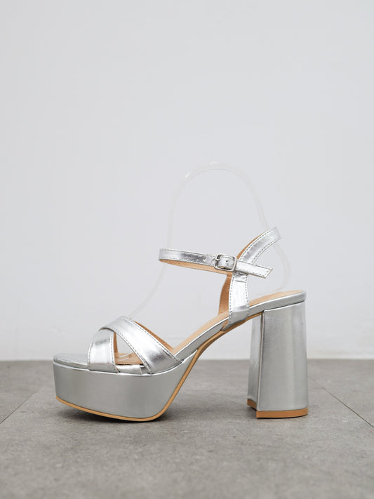 Sandalia bandas cruzadas plateada