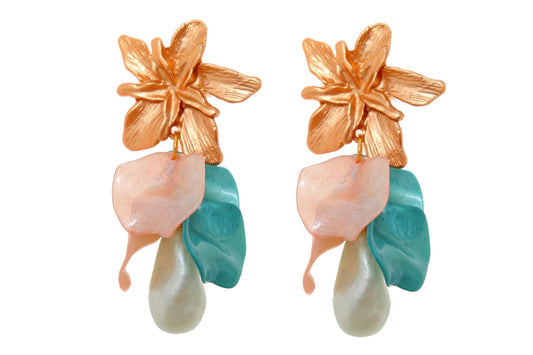 Pendientes de pétalos y piedras nácar en tonos verdes y beige con cabezal de flor
