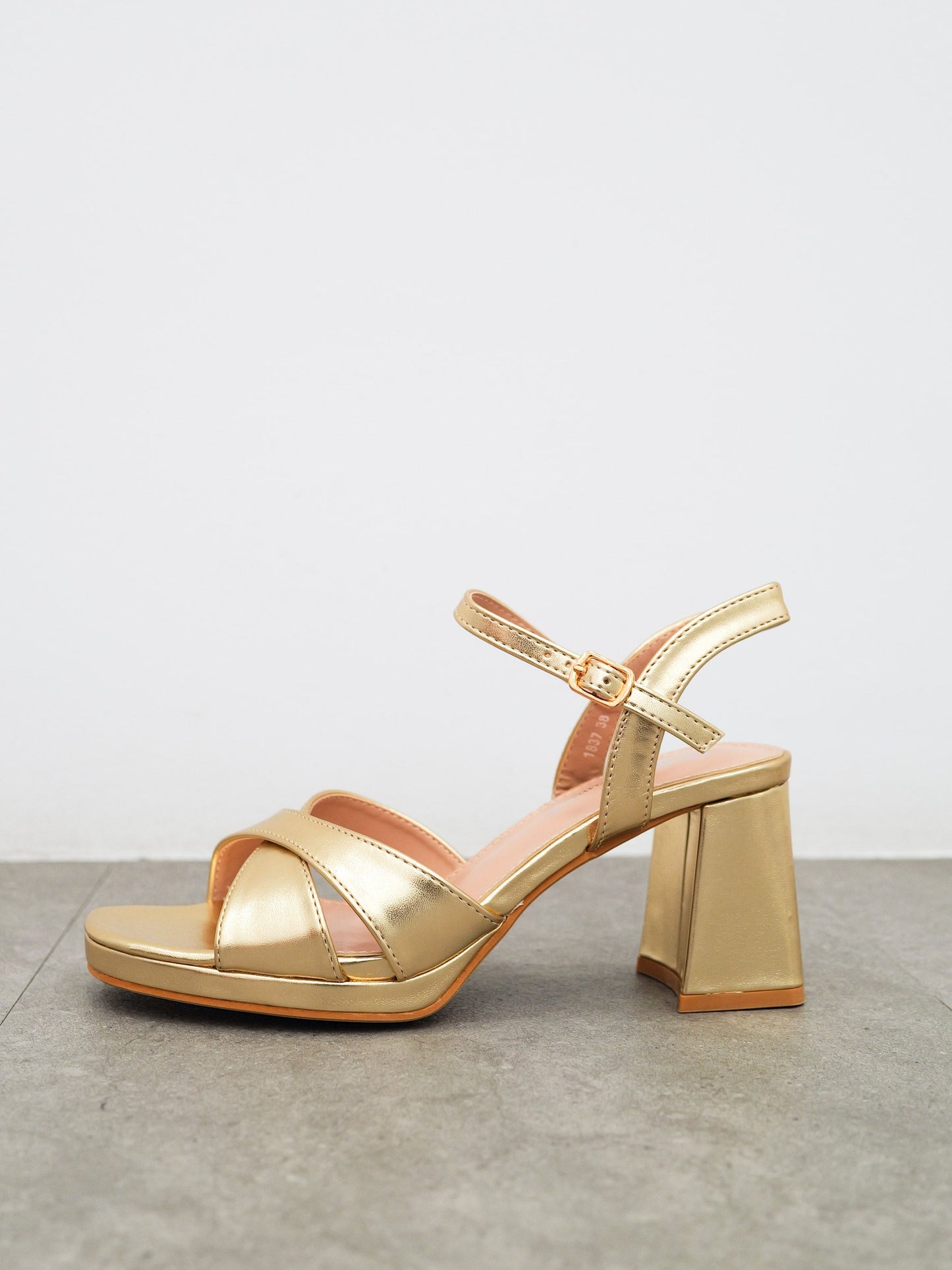 Sandalia baja bandas entrelazadas dorada