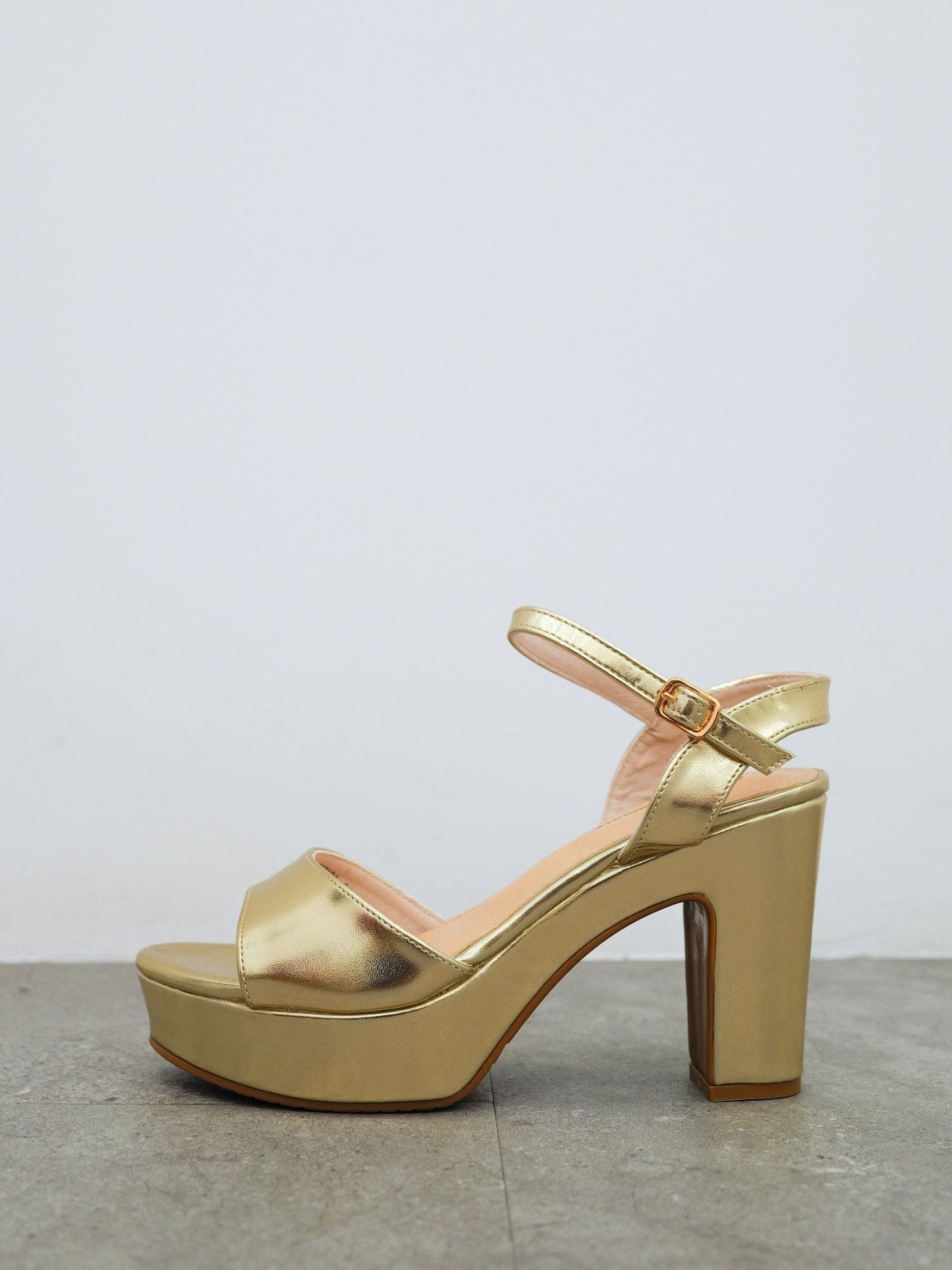 Sandalia baja plataforma dorada
