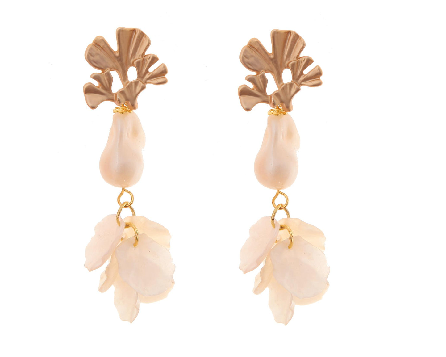 Pendientes de pétalos y piedras nácar en color beige con cabezal de hojas