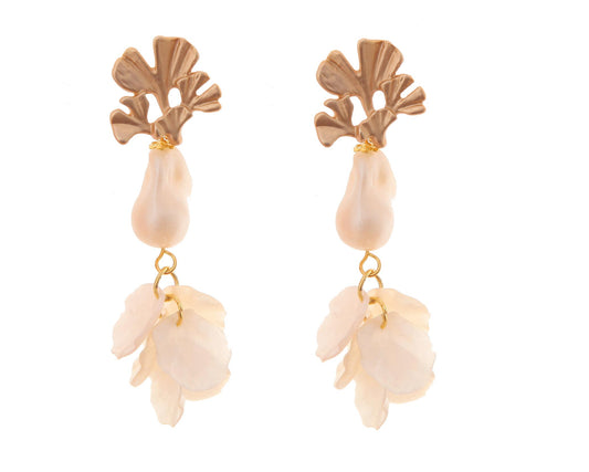 Pendientes de pétalos y piedras nácar en color beige con cabezal de hojas