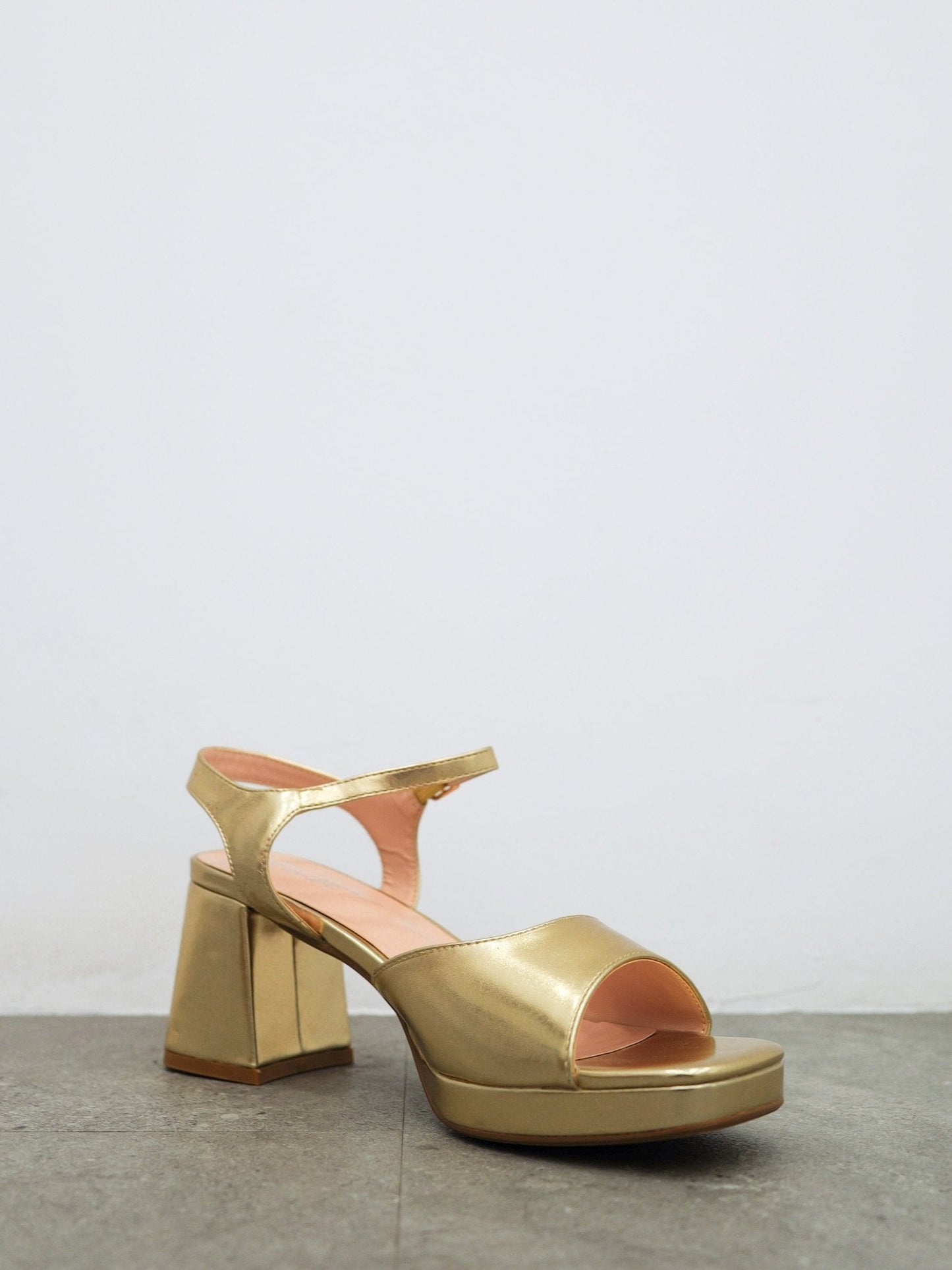 Sandalia baja luna dorada