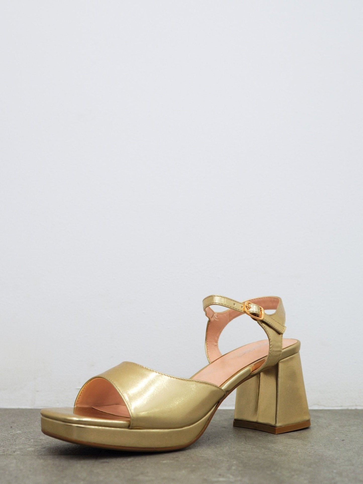 Sandalia baja luna dorada