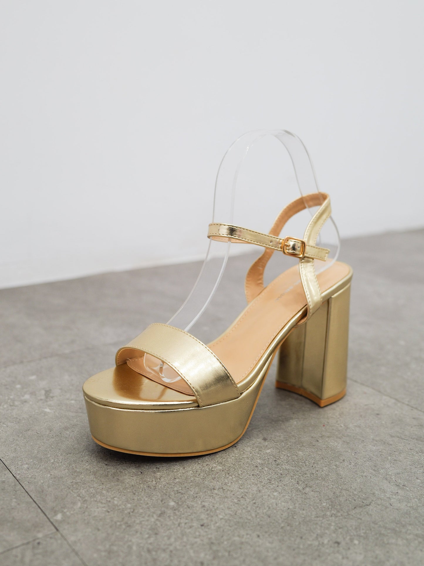 Sandalia banda dorada