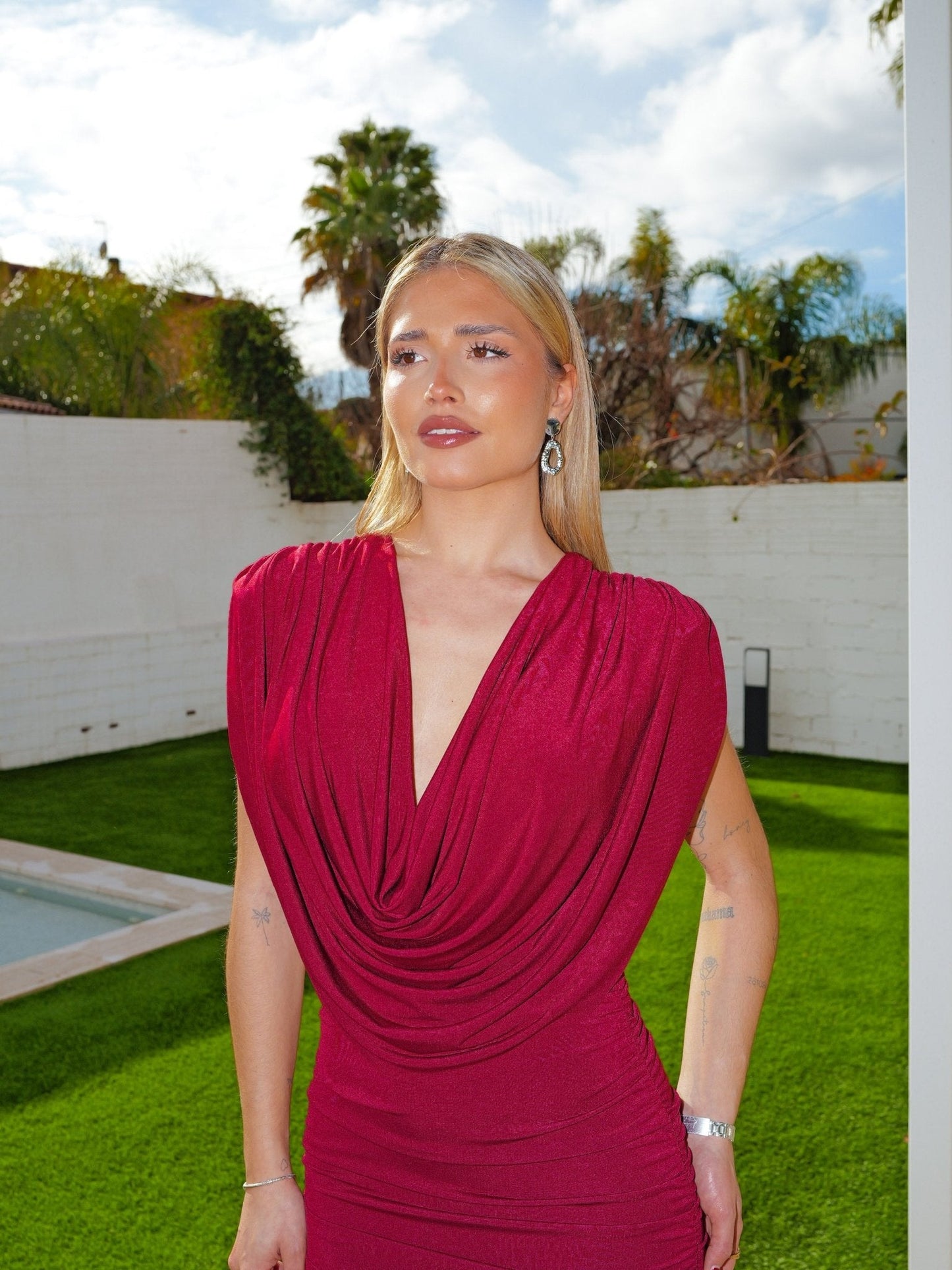 Vestido largo pico cascada burdeos