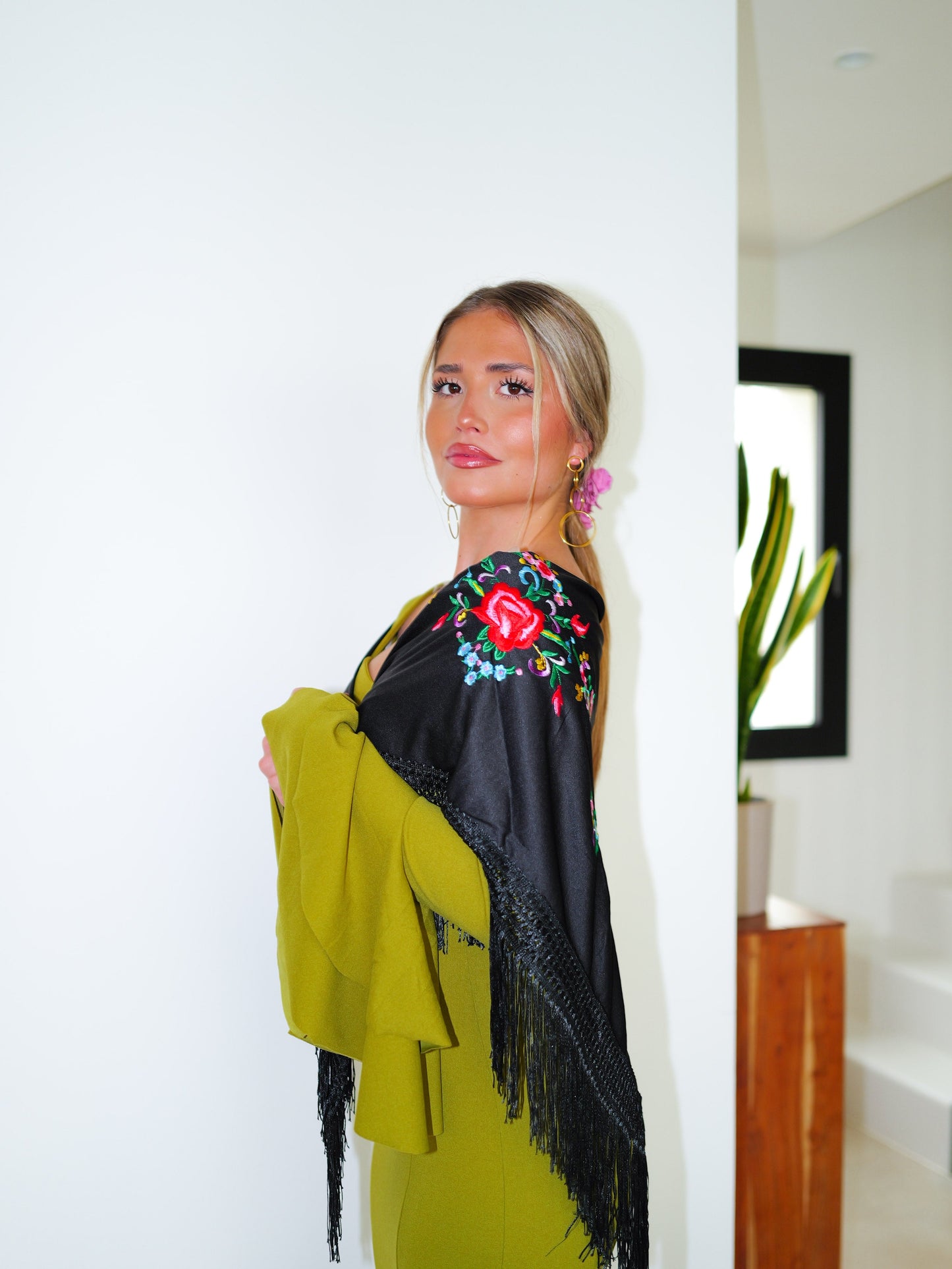 Mantón flamenca bordado flores negro